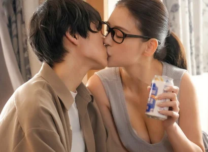 Bị cắm sừng, chàng trai được chị hàng xóm "an ủi" phê thật