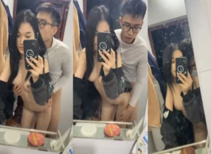 Cặp đôi sinh viên trẻ đụ nhau trước gương