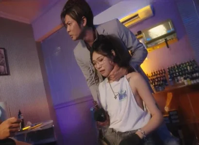 Cô chủ tiệm xăm ngon mắt bị đè ra nện tập thể