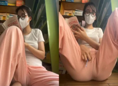 Em gái vừa đọc sách vừa nhét sextoy vào bím