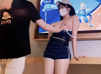 Em nhân viên bán TV ngon mắt và khách hàng may mắn