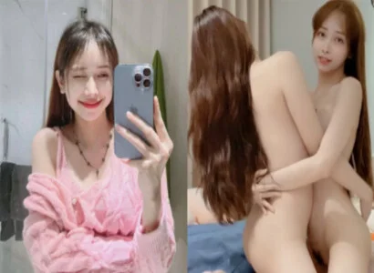 Lâm Thái Vy và cô bạn thân móc bím trên live tới bến