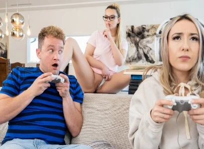 Mải chơi game cô gái bị bạn thân cướp ny