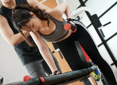 Người phụ nữ thiếu thốn tình dục và anh PT số hưởng sướng điếng