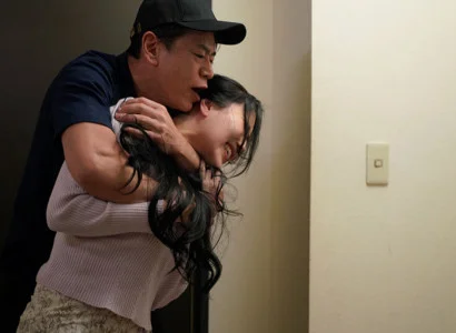 Nữ ca sĩ bị fan đè ra nện vì quá ngon