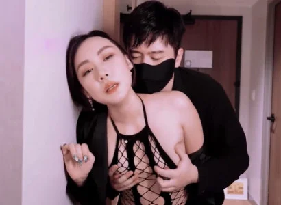 Vợ bán thân cho sếp để lấy tiền trả nợ cho chồng hàng múp